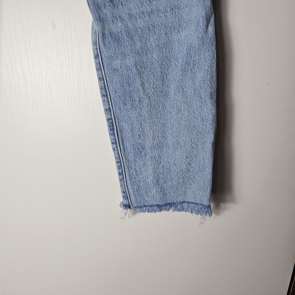 Levi's 501 Women's Size 28 Distressed Light Wash Frayed Raw Hem Cropped 26" - Picture 5 of 8